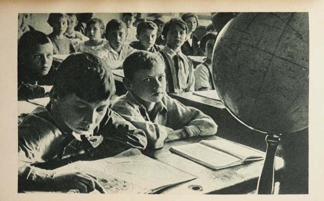 Толстов А.С. 25 образцовая школа. [М.]: Московский рабочий, 1935.